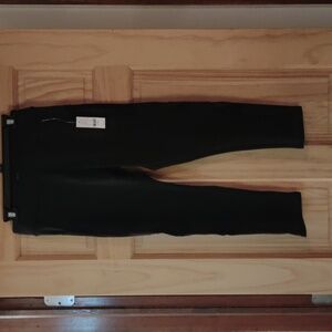 Leggings with mesh cutouts and mesh side pockets
